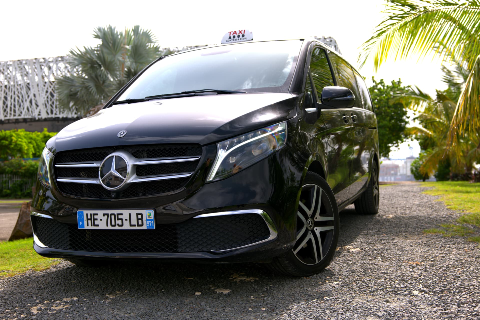 Transport privé TH Transport en Guadeloupe, vue avant du Mercedes Classe V